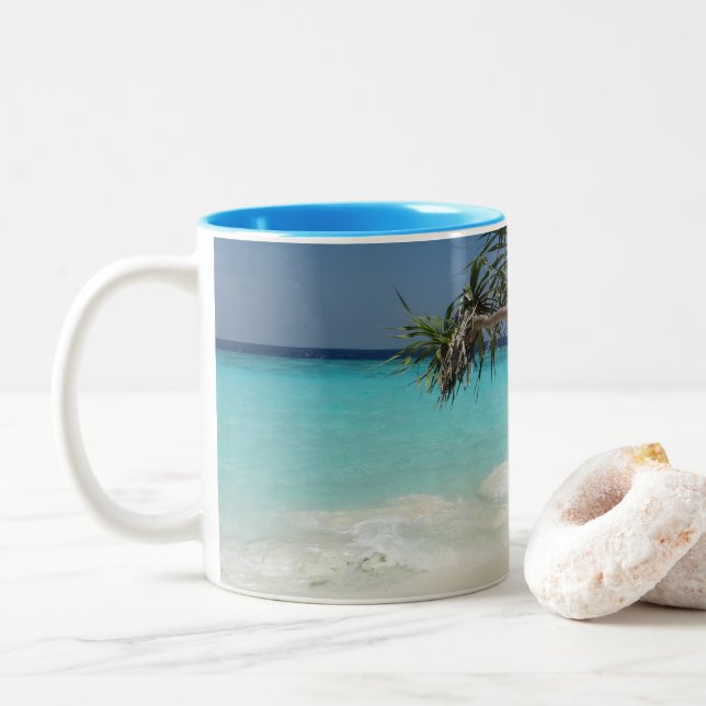 Sonniges tropisches Strandparadies Zweifarbige Tasse (Mit Donut)
