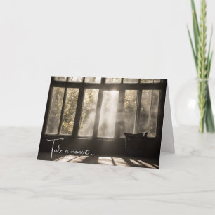 Sonniges Zimmer mit leerem Sessel Karte