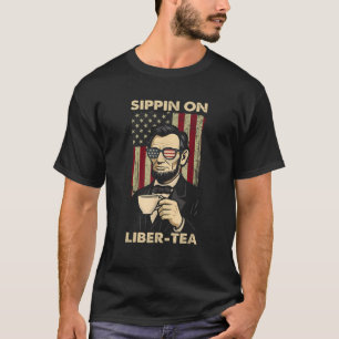 Sonntag, 4. Juli Sippin auf Liber Tea Liberty Inde T-Shirt