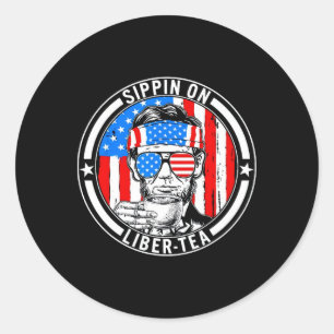 Sonntag, 4. Juli Sippin auf Liber-Tee Liberty USA Runder Aufkleber