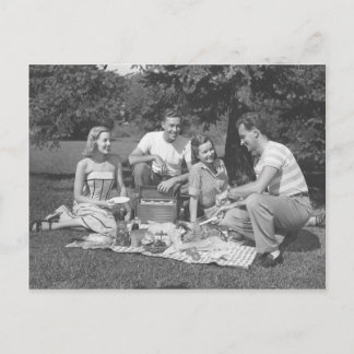 Sonntag im Park mit Freunden Postkarte