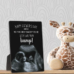 Sonogram Foto Black and White Best Daddy to Be Fotoplatte<br><div class="desc">Sonogram Foto-Plakette für den besten Papa zum Vatertag (oder zu jedem anderen Anlass!). Die Fotovorlage ist für Sie ein Set, um ein eigenes Ultraschallbild hinzuzufügen und Sie können auch alle Texte bearbeiten. Das Design hat eine schwarz-weiße Farbpalette und ist in handgeschriebener weißer Typografie geschrieben. Der Beispieltext lautet "Happy Vatertag [Jahr]...</div>