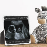 Sonogram Foto Daddy to Be I Liebe Sie bereits grau Fotoplatte<br><div class="desc">Laden Sie Ihr Sonogramm hoch und erstellen Sie Ihre eigene Foto-Plakette für den Papa. Der Wortlaut ist vollständig editierbar und lautet "Glücklicher Vater Tag Mein Papa zu sein - Ich Liebe Sie auf Bits bereits | [Jahr]". Die Fotovorlage ist zum Set bereit, damit Sie Ihr Ultraschall-Foto hinzufügen können. Das Design...</div>