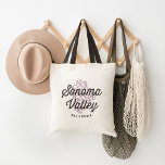 Sonoma Valley California Vintages Logo Tragetasche<br><div class="desc">Niedliches Sonoma Valley, Kalifornien Tote-Tasche zeigt den Namen der legendären Weinbauregion in Vintagen bedrückten Schriften, überlagert auf einer Abbildung eines Clusters von reifen Trauben, bereit, in Wein umgewandelt werden. Personalisieren Sie diese niedliche Tasche mit einem Namen oder Hochzeitsdatum für ein cooles personalisiertes Geschenk oder Geschenkartikel, oder verlassen, wie es ist...</div>
