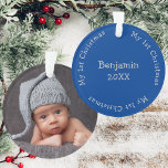 Sons First Christmas Foto Blau und Silbername Ornament<br><div class="desc">Das erste Weihnachtsschmuck dieses Babys ist ein niedliches Erinnerungsstück für Ihren Sohn. Fügen Sie Ihr Lieblings-Foto auf die Vorderseite und seinen Namen auf die Rückseite. Um Text und Foto zu ändern,  klicken Sie auf die Schaltfläche Personalisieren.</div>
