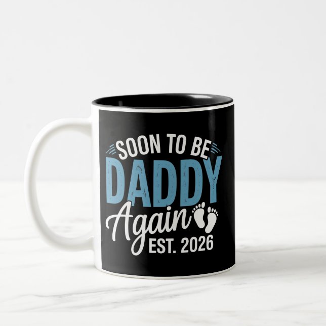 Soon to be Daddy Again Est 2026 Dad Baby Announce Zweifarbige Tasse (Links)