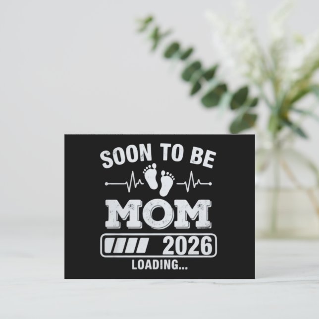 Soon to Be Mom 2026 Loading Pregnancy Announcement Ankündigungspostkarte (Stehend Vorderseite)