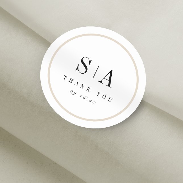 Sophisticated monogram minimalalist wedding favor runder aufkleber (Sophisticated monogram minimalist wedding favor classic round sticker)