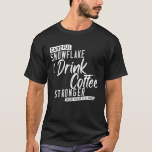 Sorgfältig Schneeflocke trinke ich Kaffee stärker  T-Shirt