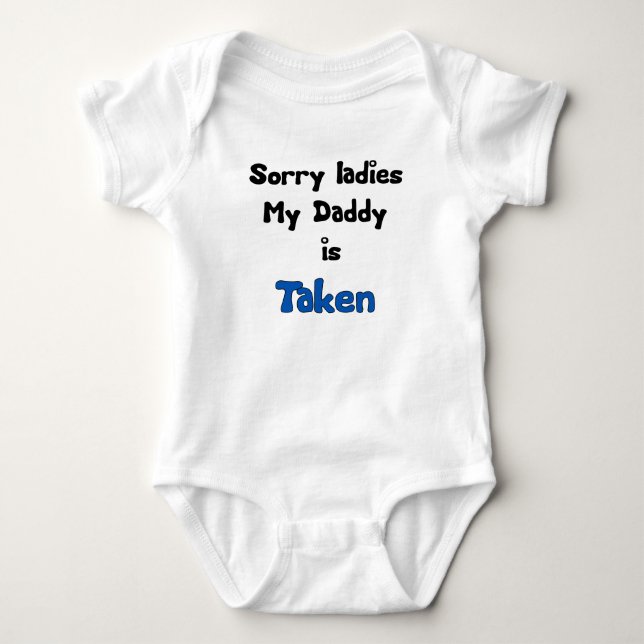 SORRY LADIES MEIN DADDY WIRD EINGENOMMEN BABY STRAMPLER (Vorderseite)