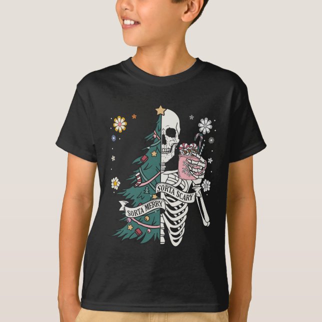 Sorta beängstigender Sorta-Weihnachtsbaum T-Shirt (Vorderseite)