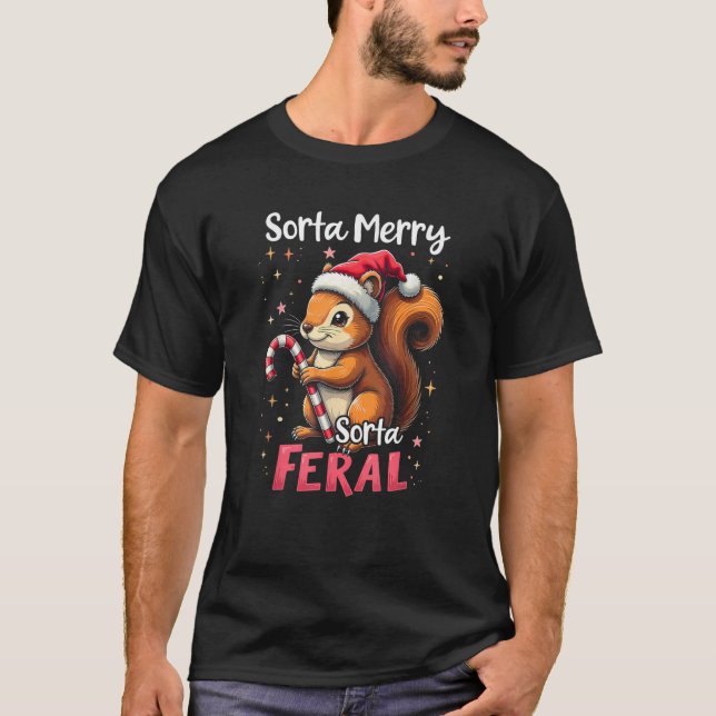 Sorta Merry Sorta Feral Eichhörnchen Weihnachten T-Shirt (Vorderseite)