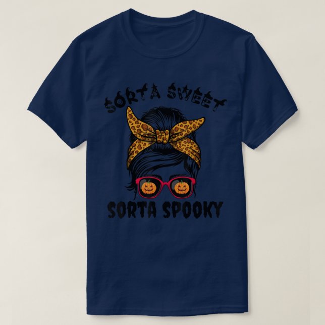 Sorta Sweet Sorta Spooky Pumpkin Messy Bun Hallowe T-Shirt (Design vorne)