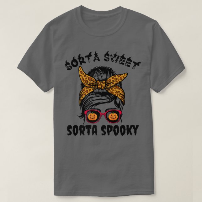 Sorta Sweet Sorta Spooky Pumpkin Messy Bun Hallowe T-Shirt (Design vorne)