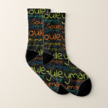 Souleymane Socken<br><div class="desc">Seelenwahn. Zeigen und tragen Sie diesen beliebten schönen männlichen Vornamen, der als bunte Wortwolke aus horizontaler und vertikaler, kursiver Handschrift in verschiedenen Größen und bezaubernden frischen Farben entworfen wurde. Tragen Sie Ihren positiven französischen Namen oder zeigen Sie der Welt, wen Sie Liebe oder Verehrung. Mit diesem Soft-Text-Kunstwerk zu vereinen ist...</div>