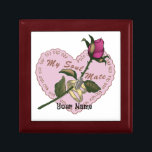 Soulmate Rings Rose Herzschmuck Erinnerungskiste<br><div class="desc">Soulmate Rings Rose Herzschmuck Box, Hochzeitskleid, Brautkleid, Valentingeschenke, Valentinstag Kleidung von ArtMuvz Illustration. Um PERSONALISIEREN zu können, fügen Sie Ihren Namen hinzu oder fügen Sie stattdessen Text hinzu. Nostalgischer Herz T - Shirt, Bekleidung und Rose Geschenke, Tote Tasche, Tasse.Einzigartige romantische Krawatte, Herzbinder, Hut, Mousepad. Machen Sie sich mit unseren festlichen...</div>