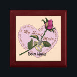 Soulmate Rings Rose Herzschmuck Erinnerungskiste<br><div class="desc">Soulmate Rings Rose Herzschmuck Box, Hochzeitskleid, Brautkleid, Valentingeschenke, Valentinstag Kleidung von ArtMuvz Illustration. Um PERSONALISIEREN zu können, fügen Sie Ihren Namen hinzu oder fügen Sie stattdessen Text hinzu. Nostalgischer Herz T - Shirt, Bekleidung und Rose Geschenke, Tote Tasche, Tasse.Einzigartige romantische Krawatte, Herzbinder, Hut, Mousepad. Machen Sie sich mit unseren festlichen...</div>