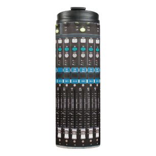 Sound Mixer Kontrolle, Veranstaltungshalle. Thermosbecher