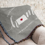 South Dakota Zuhause Staat Personalisiert Decke<br><div class="desc">Zeigen Sie Zuhause-Staatsstolz mit dieser niedlichen rustikalen grauen Werftdecke mit "Zuhause" in weißer Kalligrafie-Schrift, die mit einer Silhouette des Staat von South Dakota stehend für den Buchstaben "O" zeigt. Eine rote Herzanzeige in der Staat-Karte vervollständigt das Design; Sie können die Herzposition in Ihrer Zuhause-Stadt ändern, indem Sie das Design-Tool öffnen...</div>
