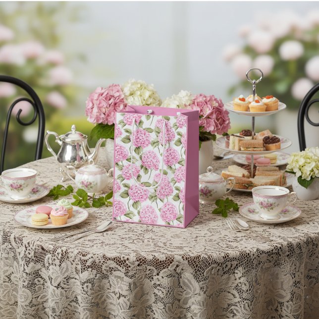 Southern Pink Hydrangea Gift Bag Mittlere Geschenktüte (Von Creator hochgeladen)