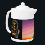 Southwestern Sunset Kokopelli Dreamcatcher<br><div class="desc">Im Südwesten Kokopelli Dreamcatcher Teapot. Lebhafter Sonnenuntergang Kokopelli Teekonzept, mit dem Sie die Hintergrundfarben nach Ihrem Geschmack anpassen können. Kokopelli Dreamcatcher Kultur der Ureinwohner des Amerikanischen Ureinwohners. Zugeschrieben auf antike Außerirdischen oder Stammeskunst und inspiriert durch Höhlen- und Felszeichnungen. Passen Sie die Farben und Bilder Ihrer süd-westlichen Teekanne im amerikanischen Indianerstil...</div>