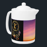 Southwestern Sunset Kokopelli Dreamcatcher<br><div class="desc">Im Südwesten Kokopelli Dreamcatcher Teapot. Lebhafter Sonnenuntergang Kokopelli Teekonzept, mit dem Sie die Hintergrundfarben nach Ihrem Geschmack anpassen können. Kokopelli Dreamcatcher Kultur der Ureinwohner des Amerikanischen Ureinwohners. Zugeschrieben auf antike Außerirdischen oder Stammeskunst und inspiriert durch Höhlen- und Felszeichnungen. Passen Sie die Farben und Bilder Ihrer süd-westlichen Teekanne im amerikanischen Indianerstil...</div>