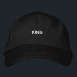 Sovereign Style Black Hat mit King Embroidery Cap Bestickte Baseballkappe<br><div class="desc">Zeigen Sie Ihre Regalseite mit dem Sovereign Style Black Hat,  der fett "King" bestickt. Diese Kappe bietet einen verstellbaren Gurt für eine individuelle Passform. Ideal,  um dem Alltag eine Touch von Royalty hinzuzufügen.</div>