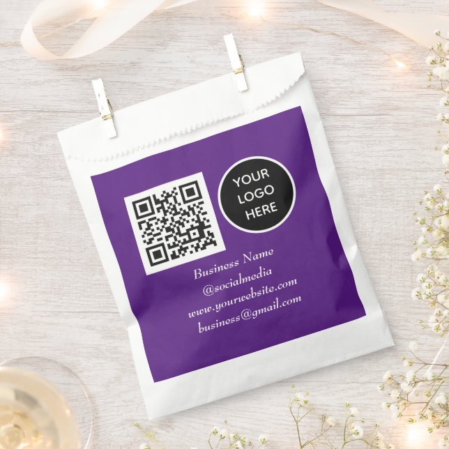 Sozial-Media-QR-Code Lila Firmenlogo Geschenktütchen (Ausgeschnitten)