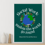 Soziale Arbeit macht die Welt zum Laufen Poster<br><div class="desc">Soziale Arbeit macht die Welt mit Ihrer eigenen Firma ganz unten zum Poster. Ein niedliches Sozialleistungsgeschenk für Ihren Lieblings-Sozialarbeiter. Eine Gruppe von Leuten hält Händchen um den blauen und grünen Planeten Erde. Kommen Sie zusammen,  um eine Veränderung zu bewirken,  indem Sie den Menschen helfen.</div>