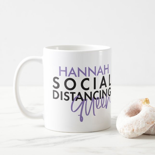 Soziale Distanzierung Königin moderne Typografie D Kaffeetasse (Mit Donut)