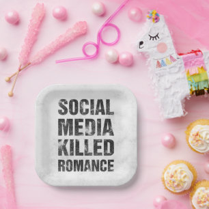 Soziale Medien töteten Romantik Pappteller
