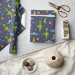 Space Aiens und Flying Saucers Sci-Fi Themed Geschenkpapier<br><div class="desc">Fügen Sie jedem Geschenk mit diesem gemusterten Verpackungspapier eine Out-of-the-World-Touch hinzu. Bilder von kleinen grünen Außerirdischen,  fliegenden Untertassen,  Monden,  Sternen und Planeten sind Set vor einem marineblauen Hintergrund.</div>