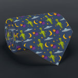 Space Aiens und Flying Saucers Sci-Fi Themed Krawatte<br><div class="desc">Fügen Sie mit dieser gemusterten Halsbinde eine Out-of-the-World-Touch zu jedem Outfit hinzu. Bilder von kleinen grünen Außerirdischen,  fliegenden Untertassen,  Monden,  Sternen und Planeten sind Set vor einem marineblauen Hintergrund. Die Rückseite weist ein koordinierendes gelbes Sternenmuster auf einem lila Hintergrund auf.</div>