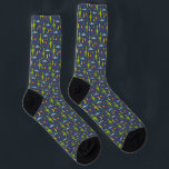 Space Aiens und Flying Saucers Sci-Fi Themed Socken<br><div class="desc">Fügen Sie mit diesen gemusterten Socken einen Out-of-the-world Look zu jedem Outfit hinzu. Bilder von kleinen grünen Außerirdischen,  fliegenden Untertassen,  Monden,  Sternen und Planeten sind Set vor einem marineblauen Hintergrund.</div>