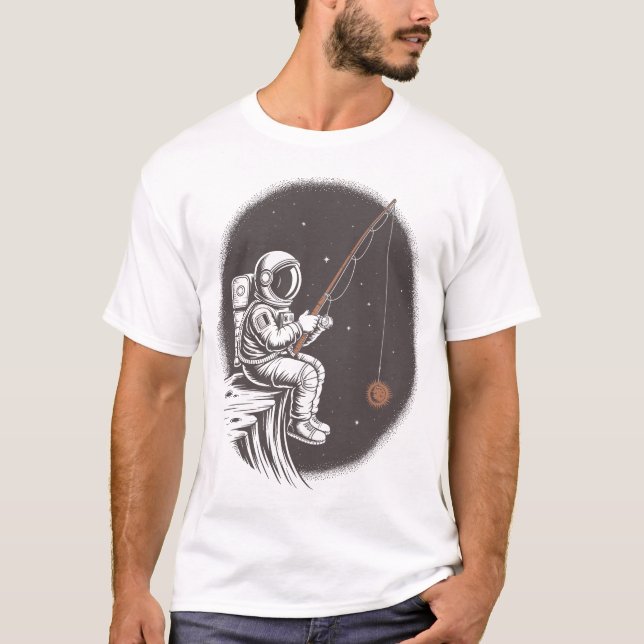 Space Fisher – Astronaut Catching the Sun and Moon T-Shirt (Vorderseite)