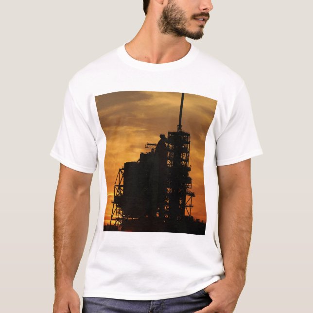 Space Shuttle Atlantis auf dem Launenblock T-Shirt (Vorderseite)
