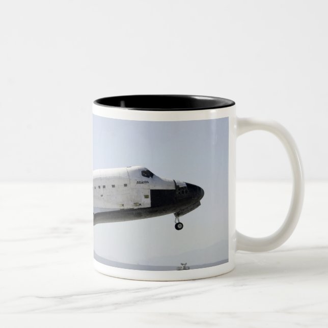 Space Shuttle Atlantis bereitet sich auf die Landu Zweifarbige Tasse (Rechts)