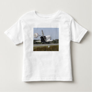 Space Shuttle Atlantis entfaltet seinen Drag-Rute Kleinkind T-shirt