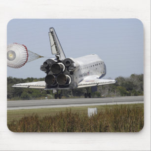 Space Shuttle Atlantis entfaltet seinen Drag-Rute  Mousepad
