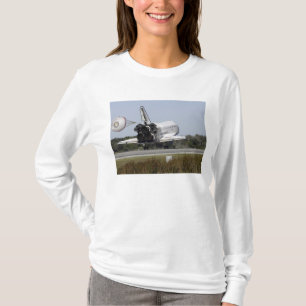 Space Shuttle Atlantis entfaltet seinen Drag-Rute  T-Shirt