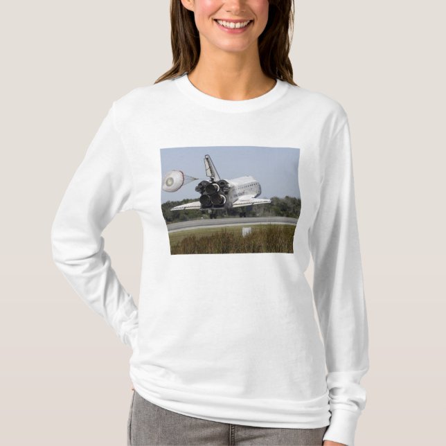 Space Shuttle Atlantis entfaltet seinen Drag-Rute  T-Shirt (Vorderseite)