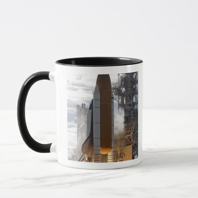 Space Shuttle Atlantis hebt 15 Tasse (Links)
