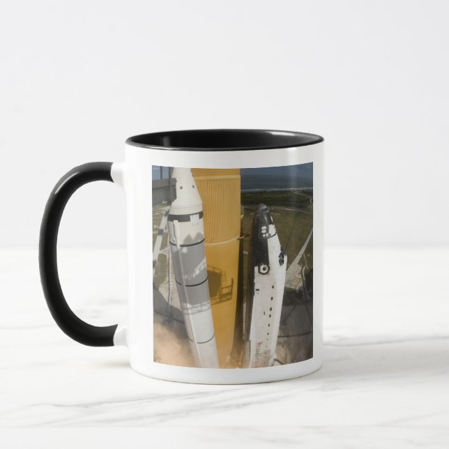 Space Shuttle Atlantis hebt 17 Tasse (Links)