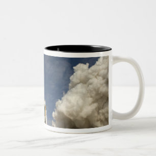 Space Shuttle Atlantis hebt 20 Zweifarbige Tasse