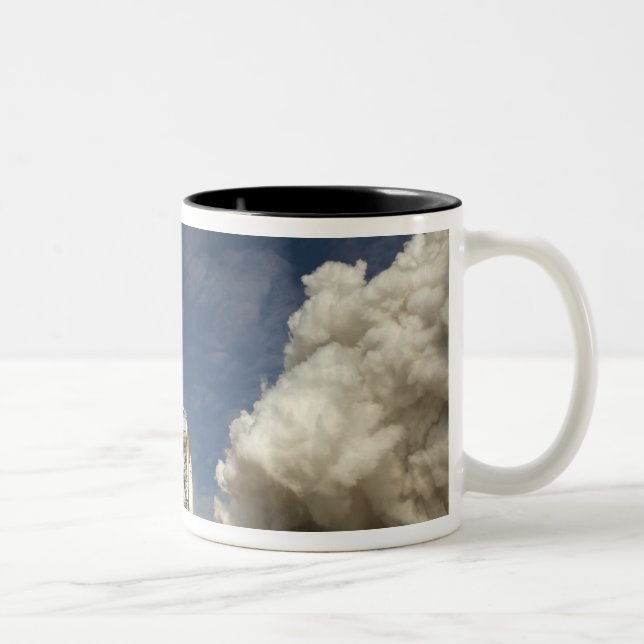 Space Shuttle Atlantis hebt 20 Zweifarbige Tasse (Rechts)