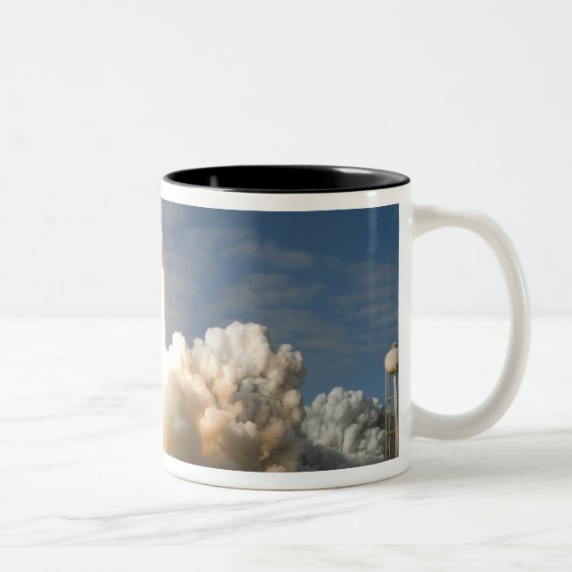 Space Shuttle Atlantis hebt 24 Zweifarbige Tasse (Rechts)