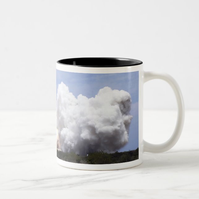 Space Shuttle Atlantis hebt 27 Zweifarbige Tasse (Rechts)