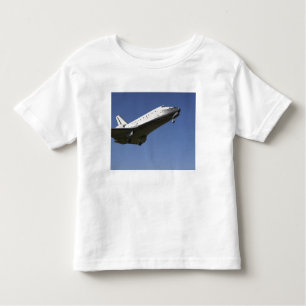 Space Shuttle Atlantis nähert sich Runway 33 2 Kleinkind T-shirt