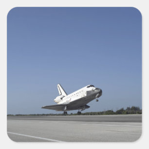 Space Shuttle Atlantis nähert sich Runway 33 Quadratischer Aufkleber