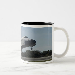 Space Shuttle Atlantis Touchs 2 Zweifarbige Tasse